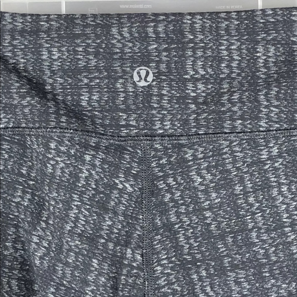 LuLuLemon Wunder Under crop pants. Size 6. Ziggy
